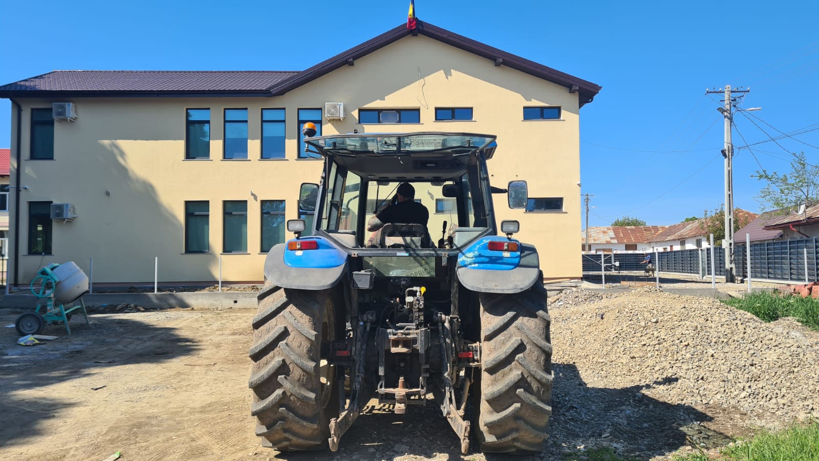 Centrul educational din Popricani si tractorul pe care il conduce Bogdan Tanasa